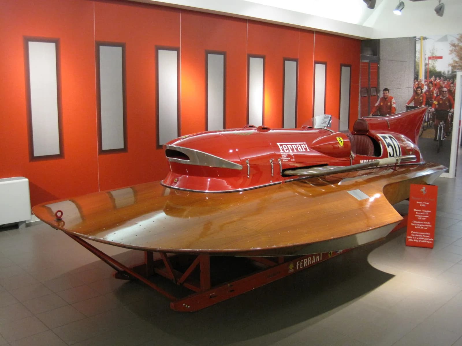 Настоящий гоночный гидроплан Ferrari Arno XI в музейной экспозиции