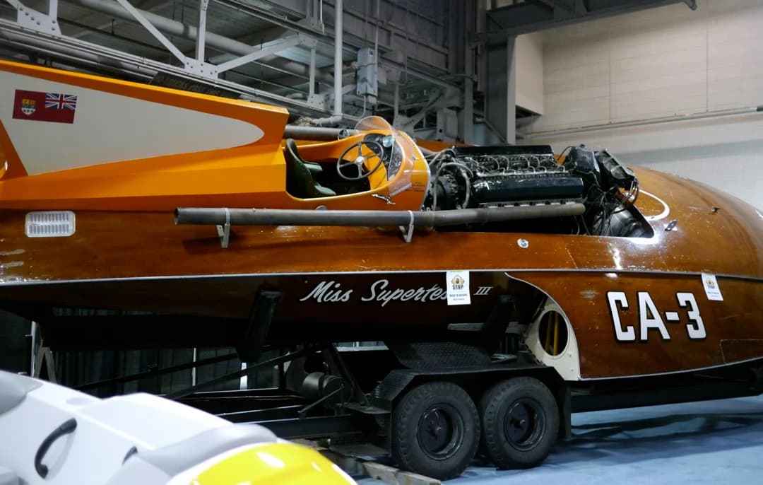 Настоящий гоночный гидроплан Miss Supertest III на выставке в Торонто в 2011 году