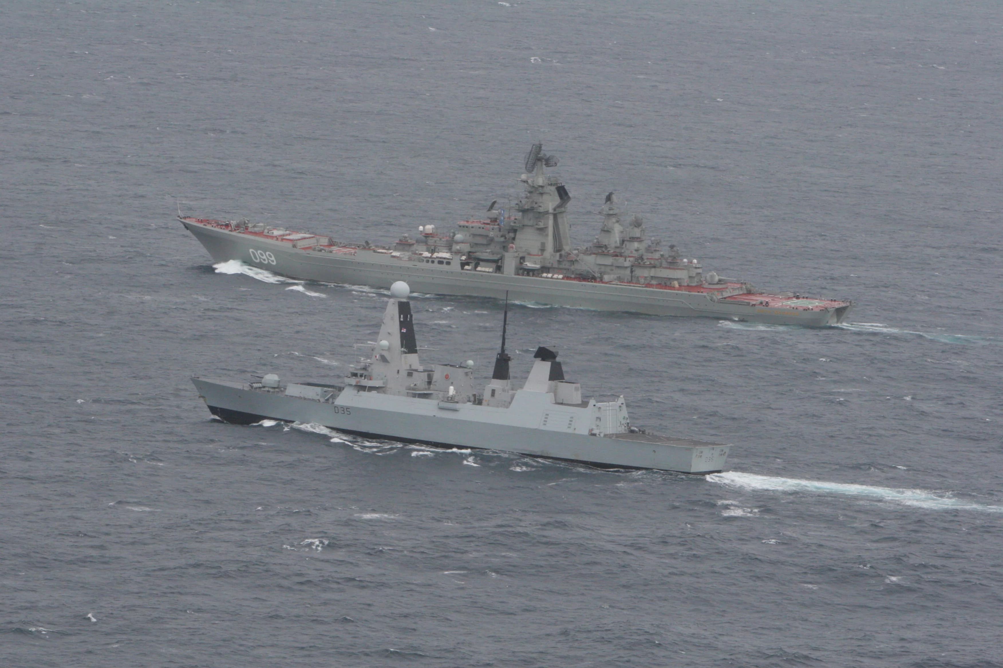 Крейсер «Пётр Великий» следует за эсминцем HMS Dragon у побережья Франции в мае 2014 года